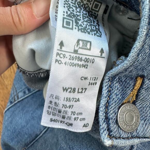 Levi's High Waisted Mom Jean Medium Wash - Picture 8 of 10